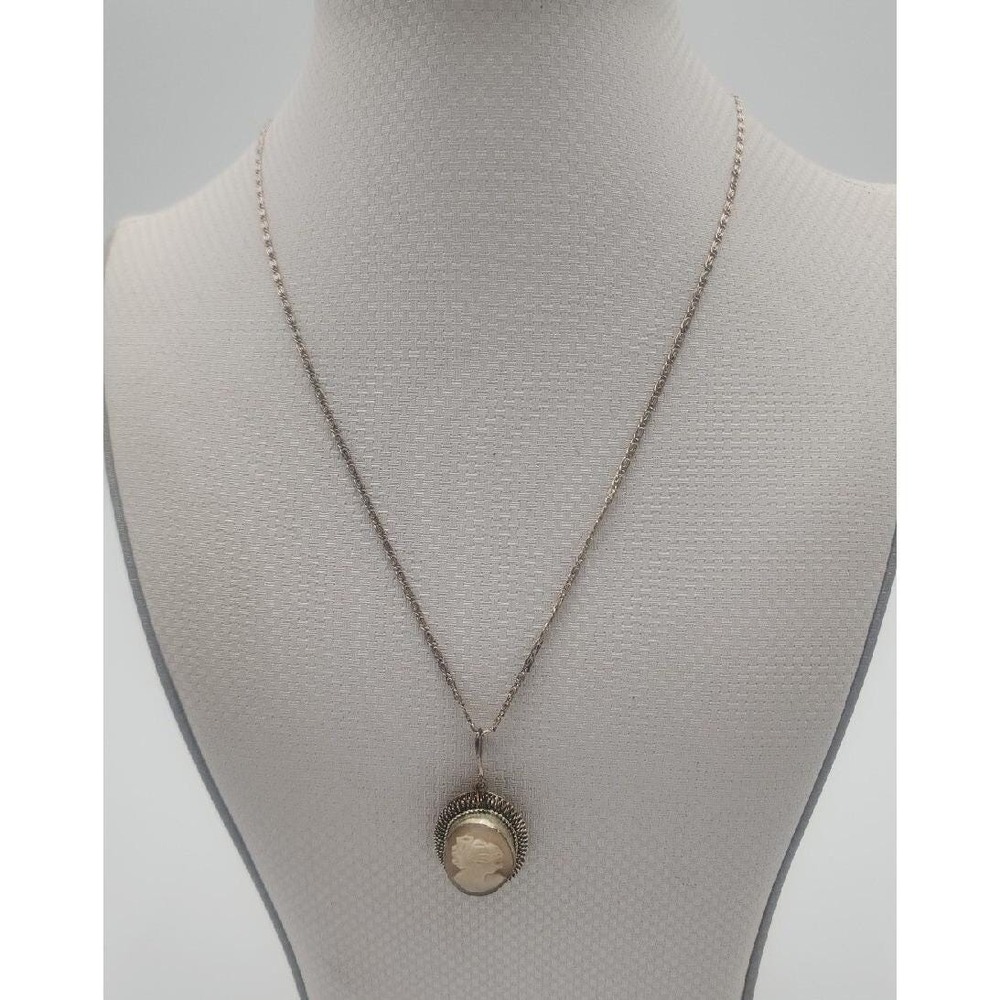 Antique 800 silver cameo pendant of a‎ woman on a 18" necklace